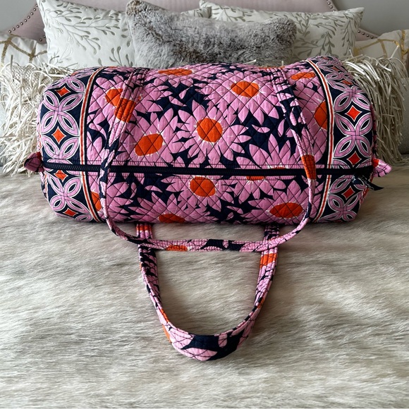 VERA BRADLEY Love Me… Large Duffle Bag 2 Handles Zip Top Pink Blue Daisies 2010 - Picture 8 of 12